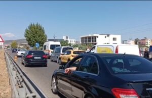 Përplasen pesë automjete në autostradën Fier-Lushnjë, raportohen dëme materiale