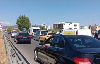 Përplasen pesë automjete në autostradën Fier-Lushnjë, raportohen dëme materiale