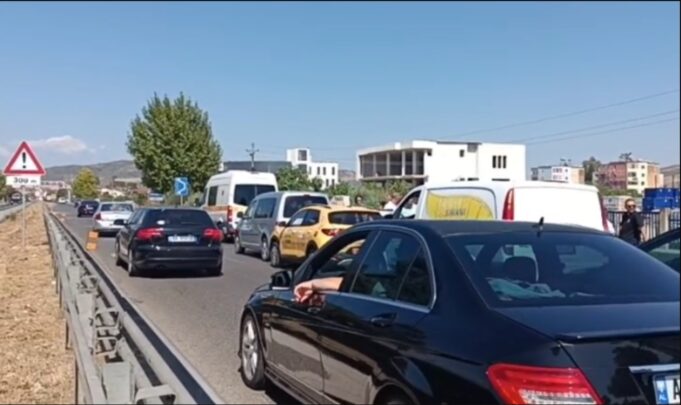 Përplasen pesë automjete në autostradën Fier-Lushnjë, raportohen dëme materiale