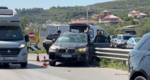 Fier/ Shkaktuan aksidentin me 1 viktimë, arrestohen dy shoferët! 30-vjeçarja ndodhet në spital