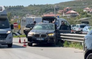 Fier/ Shkaktuan aksidentin me 1 viktimë, arrestohen dy shoferët! 30-vjeçarja ndodhet në spital