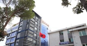 Përplasi me makinë 8-vjeçarin, procedohet shoferja në Fier. Ja si paraqitet gjendja shëndetësore e të miturit
