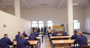 Vizita e Zëvendësambasadorit Britanik në burgun e Fierit: Projekte rehabilitimi dhe kurse profesionale për të dënuarit