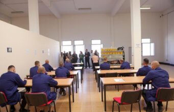 Vizita e Zëvendësambasadorit Britanik në burgun e Fierit: Projekte rehabilitimi dhe kurse profesionale për të dënuarit