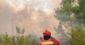 Një deri në tre paga shpërblim për punonjësit e angazhuar në shuarjen e zjarreve