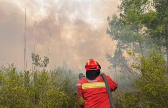Një deri në tre paga shpërblim për punonjësit e angazhuar në shuarjen e zjarreve
