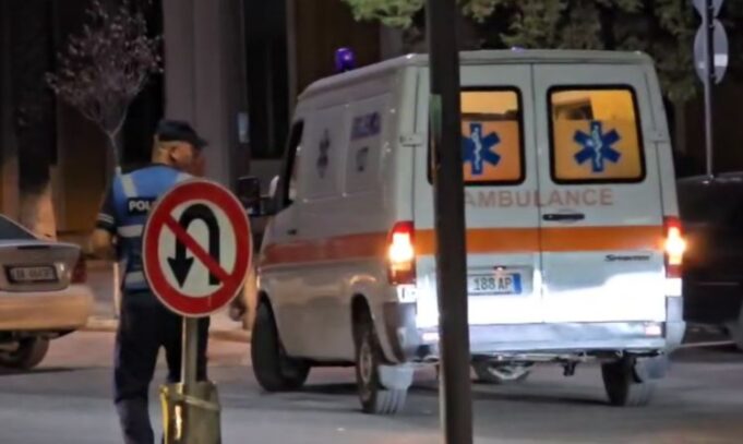 Fier/ Aksident në vijat e bardha, plagosen dy të moshuar