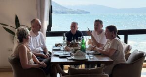 Takimi në Vlorë mes Ardita Sinanit, Majlinda Bufit dhe Sokol Gugës në ditën e shenjtërimit të Nënë Terezës