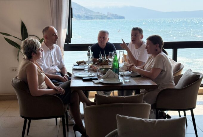 Takimi në Vlorë mes Ardita Sinanit, Majlinda Bufit dhe Sokol Gugës në ditën e shenjtërimit të Nënë Terezës