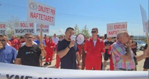 Naftëtarët e ‘Bankers’ protestojnë për paga dhe kushtet e punës, sindikata: Grevë urie nëse nuk plotësohen kërkesat
