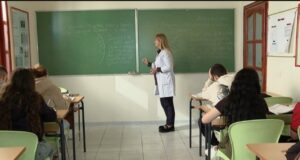 Ndryshon Kodi Etik për mësuesit. Ja rregullat e reja për veshjen dhe sjelljen