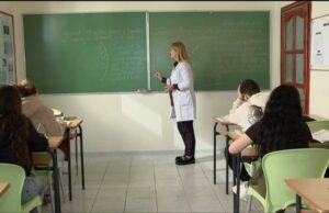 Ndryshon Kodi Etik për mësuesit. Ja rregullat e reja për veshjen dhe sjelljen