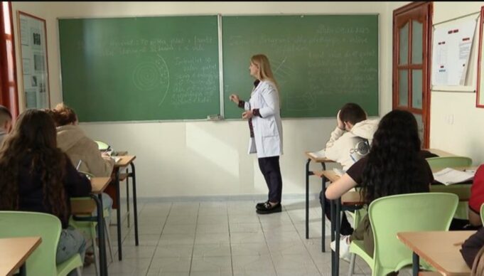 Ndryshon Kodi Etik për mësuesit. Ja rregullat e reja për veshjen dhe sjelljen