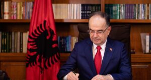 Presidenti Begaj dekreton kabinetin e ri Qeveritar, dekretet i përcillen Kuvendit për miratimin përfundimtar