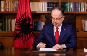 Presidenti Begaj dekreton kabinetin e ri Qeveritar, dekretet i përcillen Kuvendit për miratimin përfundimtar