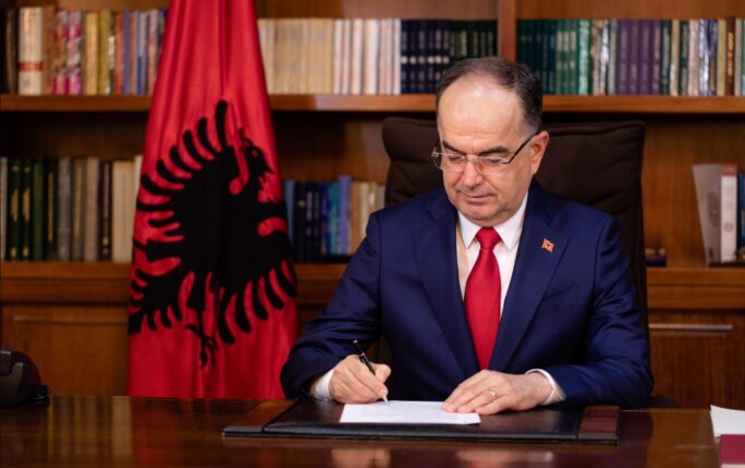 Presidenti Begaj dekreton kabinetin e ri Qeveritar, dekretet i përcillen Kuvendit për miratimin përfundimtar