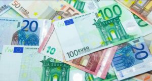 Euro e nis javën në rënie, bie për herë të parë poshtë 97 lekëve