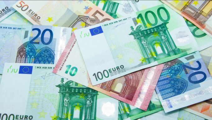 Euro e nis javën në rënie, bie për herë të parë poshtë 97 lekëve
