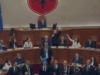 LAJM I FUNDIT/ Tensione në Kuvend, opozita i hedh sende kryeministrit Rama