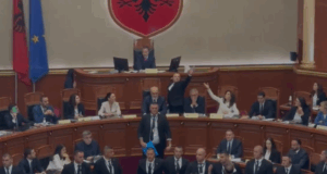 LAJM I FUNDIT/ Tensione në Kuvend, opozita i hedh sende kryeministrit Rama