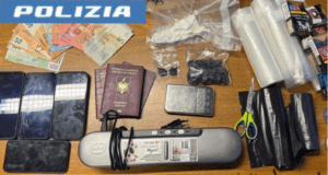 Tre shqiptarë arrestohen si pjesë e rrjetit të shitjes së kokainës për turistët, 2 prej tyre po asgjësonin drogën në tualet