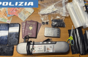 Tre shqiptarë arrestohen si pjesë e rrjetit të shitjes së kokainës për turistët, 2 prej tyre po asgjësonin drogën në tualet