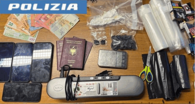 Tre shqiptarë arrestohen si pjesë e rrjetit të shitjes së kokainës për turistët, 2 prej tyre po asgjësonin drogën në tualet