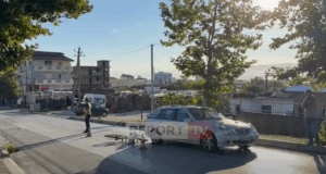 Fier/ Po lëvizte me biçikletë, ‘Benzi’ përplas qytetarin! I lënduari dërgohet në spital