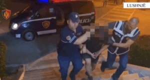 Me armë në makinë dhe shitje kokaine, arrestohen 2 persona në pak orë! Njëri ishte edhe i dehur në timon
