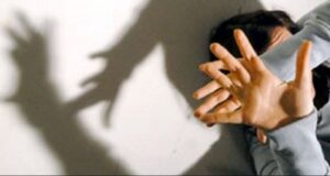 E mitura u abuzua nga i dashuri i të ëmës, nëna e 15-vjeçares merr në mbrojtje partnerin: Fajet i ka vajza!