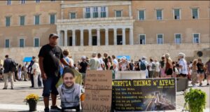 “Trupi i djalit tim nuk është në varr”/ 22-vjeçari u vra në tragjedinë hekurudhore, babai i shqiptarit vazhdon grevën