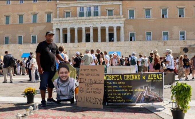 “Trupi i djalit tim nuk është në varr”/ 22-vjeçari u vra në tragjedinë hekurudhore, babai i shqiptarit vazhdon grevën