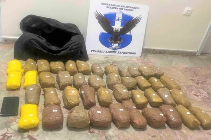 Iu bë pritë teksa po kalonte kufirin drejt Greqisë në shtegun “sekret”, 55-vjeçari shqiptar kapet me 21.5 kg heroinë!
