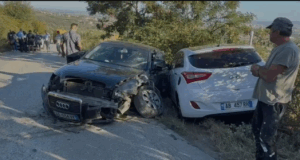 Përplasen tre automjete në aksin Fier-Cakran, plagoset njëri prej drejtuesve dhe dërgohet në spital
