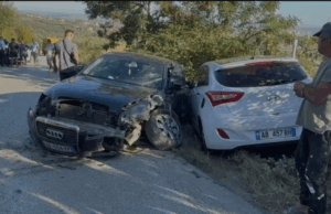 Përplasen tre automjete në aksin Fier-Cakran, plagoset njëri prej drejtuesve dhe dërgohet në spital