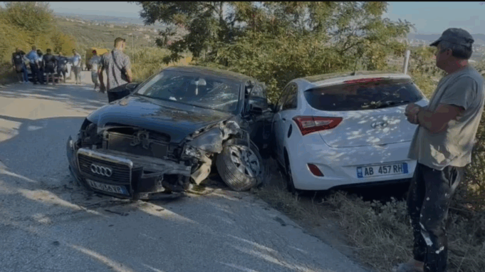 Përplasen tre automjete në aksin Fier-Cakran, plagoset njëri prej drejtuesve dhe dërgohet në spital