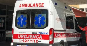 Fier, 52-vjeçari bie nga kati i 5-të i pallatit në ballkonin e katit të 2, dërgohet në spital