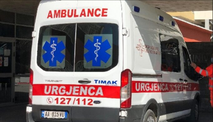 Fier, 52-vjeçari bie nga kati i 5-të i pallatit në ballkonin e katit të 2, dërgohet në spital