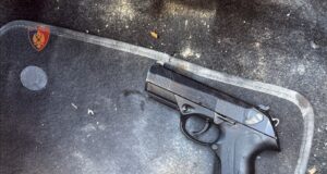 Zbardhet plagosja e 37-vjeçarit, policia: Qëlloi veten me pistoletë, më pas armën e hodhi në makinë