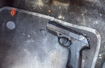 Zbardhet plagosja e 37-vjeçarit, policia: Qëlloi veten me pistoletë, më pas armën e hodhi në makinë