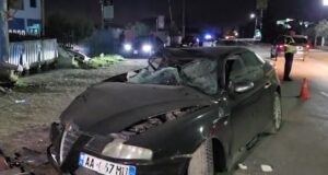 Makina godet nga pas kamionin e parkuar anës rrugës në aksin Fier-Patos, 2 të plagosur