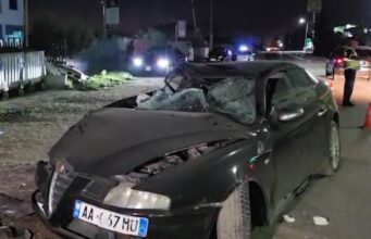 Makina godet nga pas kamionin e parkuar anës rrugës në aksin Fier-Patos, 2 të plagosur