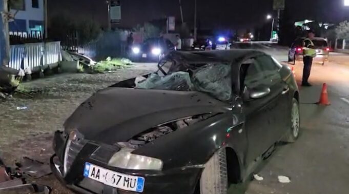 Makina godet nga pas kamionin e parkuar anës rrugës në aksin Fier-Patos, 2 të plagosur