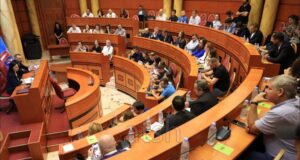 PD dhe PS bashkojnë votat, shkarkohet nga detyra kryebashkiaku Erion Veliaj