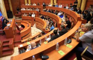 PD dhe PS bashkojnë votat, shkarkohet nga detyra kryebashkiaku Erion Veliaj