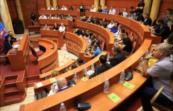 PD dhe PS bashkojnë votat, shkarkohet nga detyra kryebashkiaku Erion Veliaj