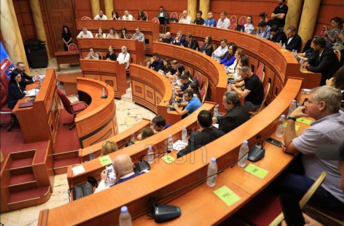 PD dhe PS bashkojnë votat, shkarkohet nga detyra kryebashkiaku Erion Veliaj