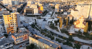 Kriza e banesave në Fier/ Bien shitjet përgjatë 2025, agjentët imobiliarë: Çmimet, rritje artificiale (Video)