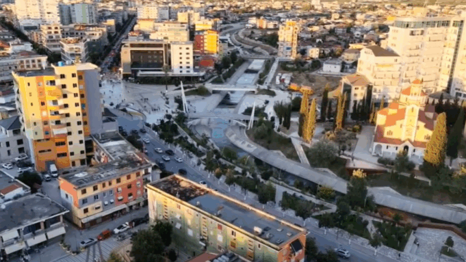Kriza e banesave në Fier/ Bien shitjet përgjatë 2025, agjentët imobiliarë: Çmimet, rritje artificiale (Video)