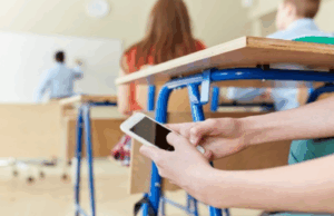 Hyn në fuqi udhëzimi që ndalon përdorimin e telefonave nga nxënësit e mësuesit